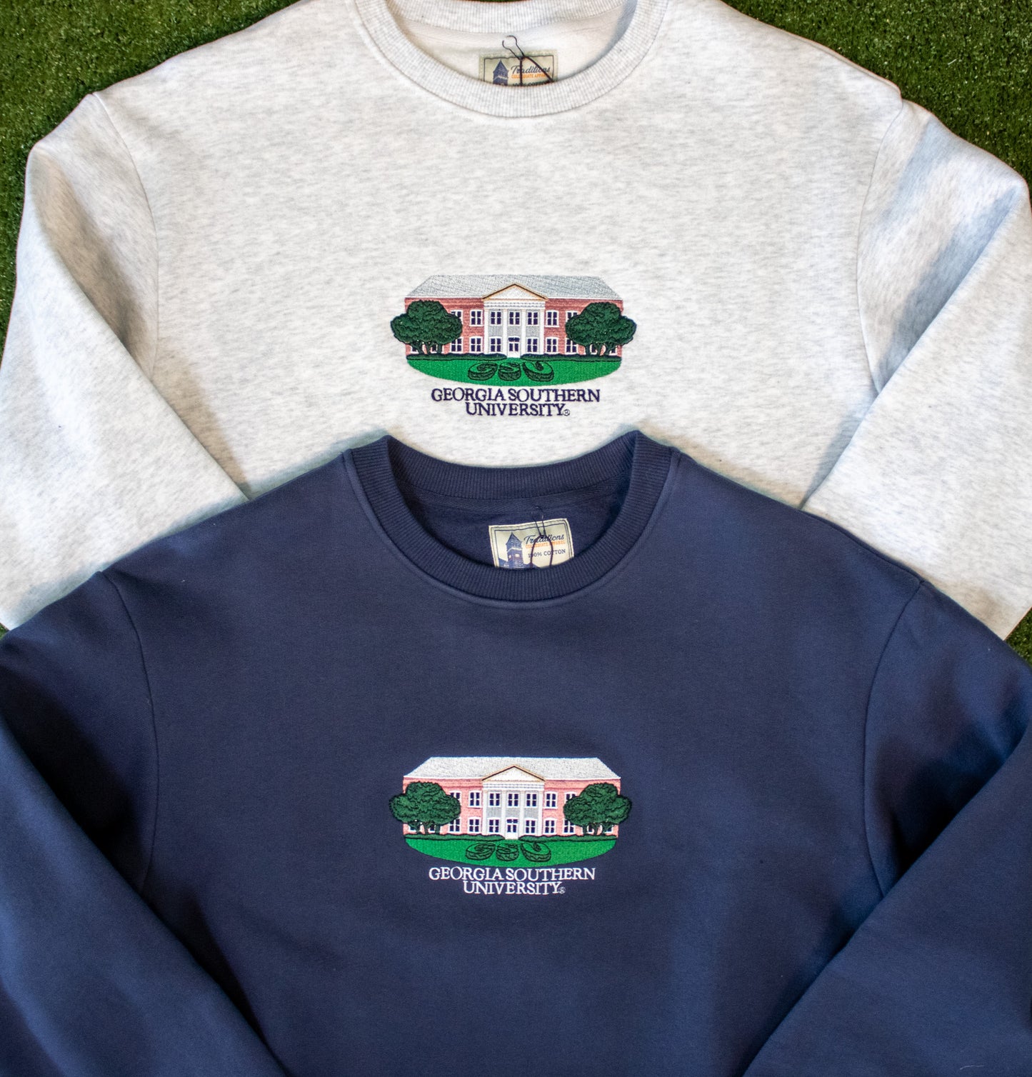 COLLEGE TRADITIONS - Sweetheart Circle Crew Sweatshirt - HEATHER GREY
